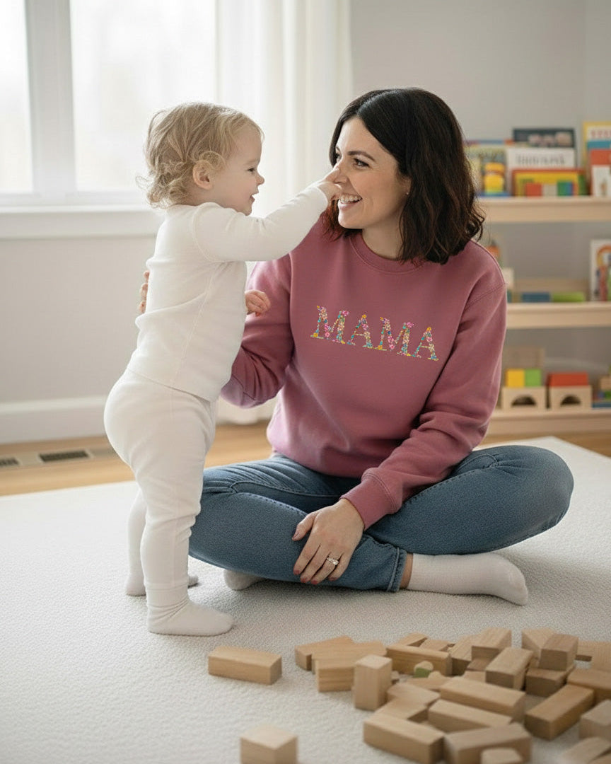 Дамски суитчър „МАМА“ с флорална бродерия – топъл жест за най-важната жена