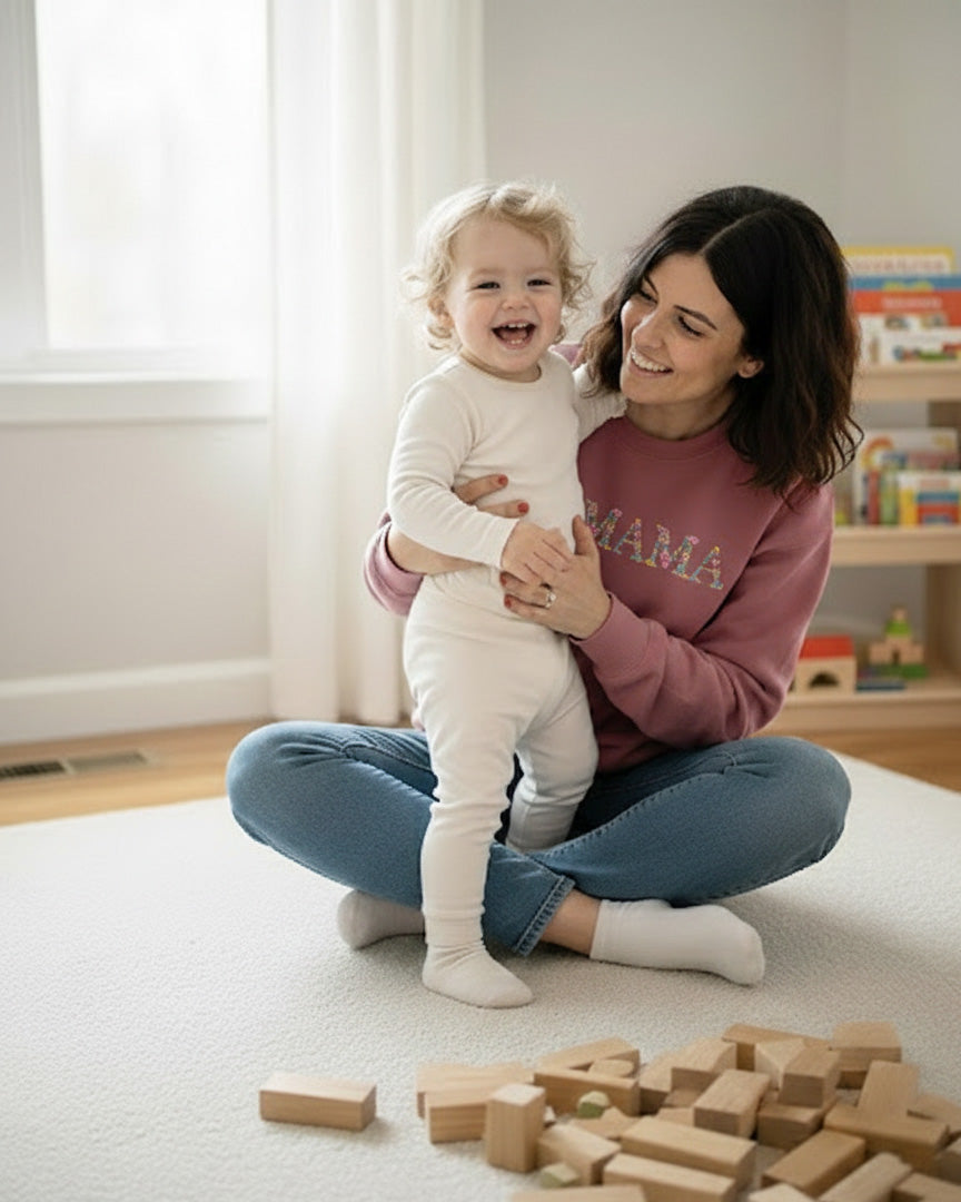Дамски суитчър „МАМА“ с флорална бродерия – топъл жест за най-важната жена