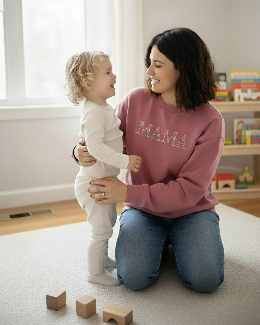 Дамски суитчър „МАМА“ с флорална бродерия – топъл жест за най-важната жена