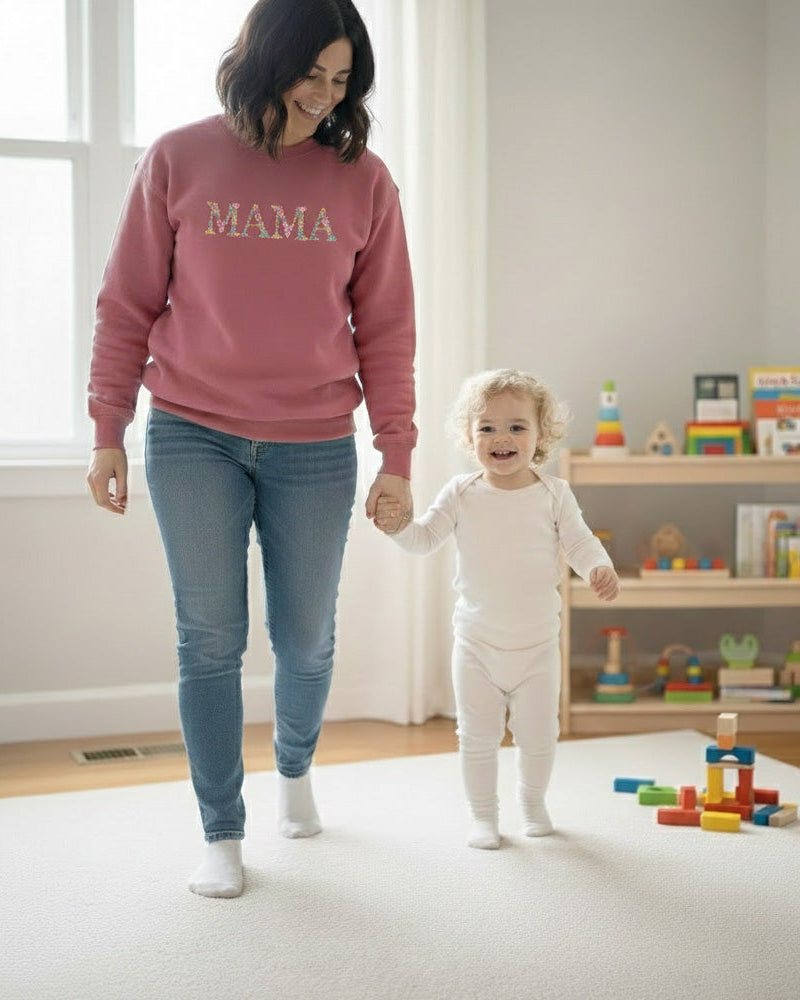 Дамски суитчър „МАМА“ с флорална бродерия – топъл жест за най-важната жена