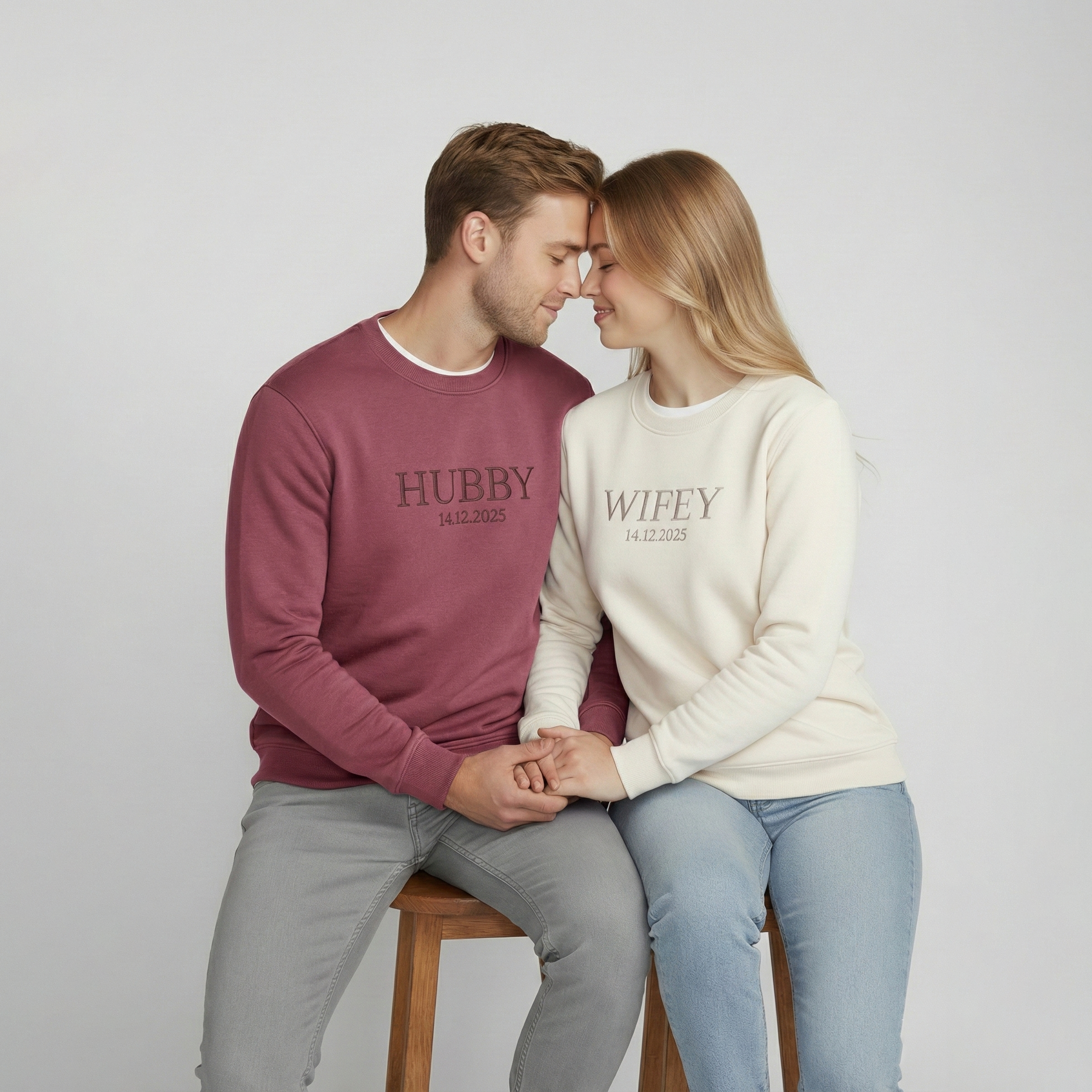 Персонализирани суитчъри за двойки „Hubby / Wife“ – Бродерия с дата по избор