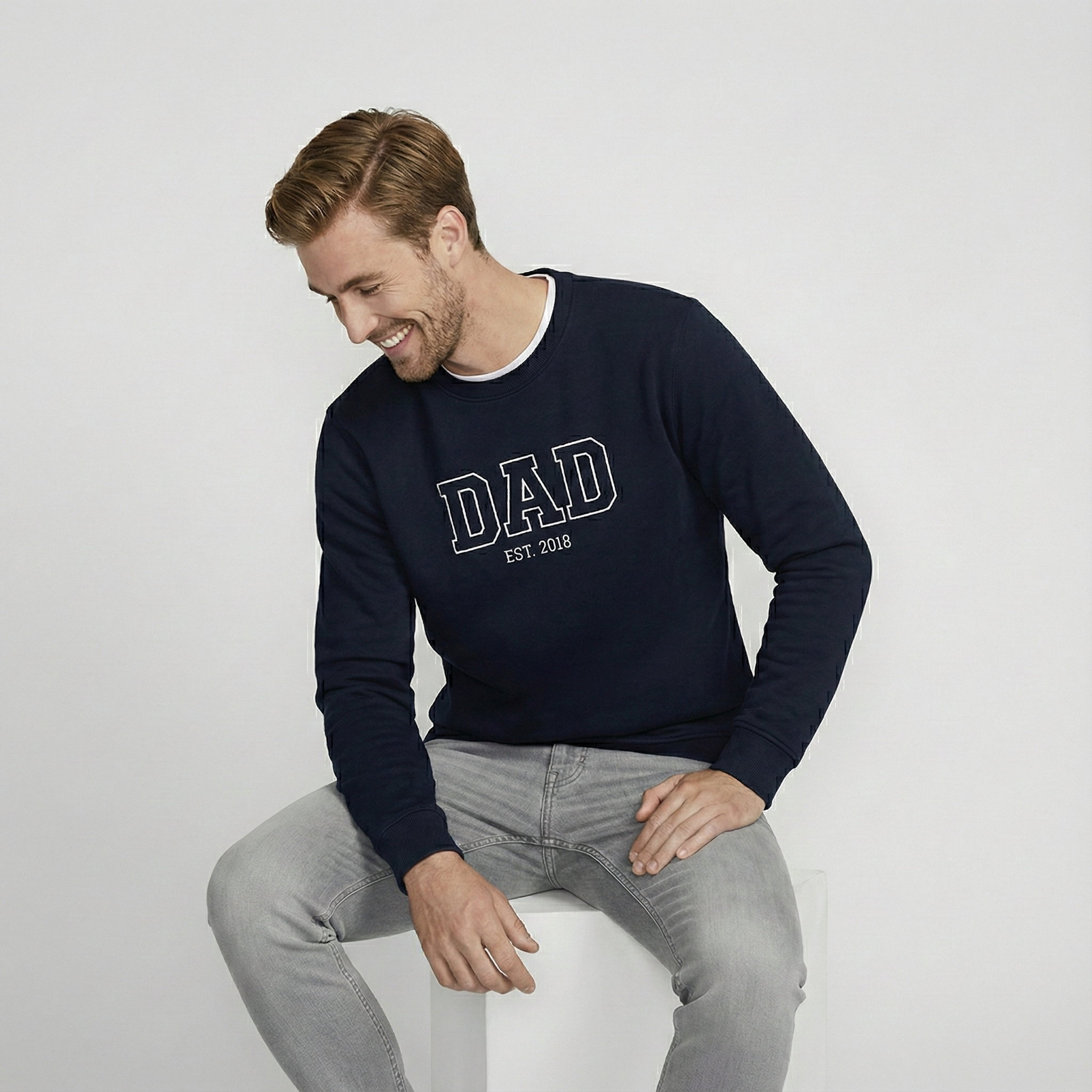 Персонализиран суитчър „DAD“ – Бродиран с дата по избор, идеален подарък за татковци