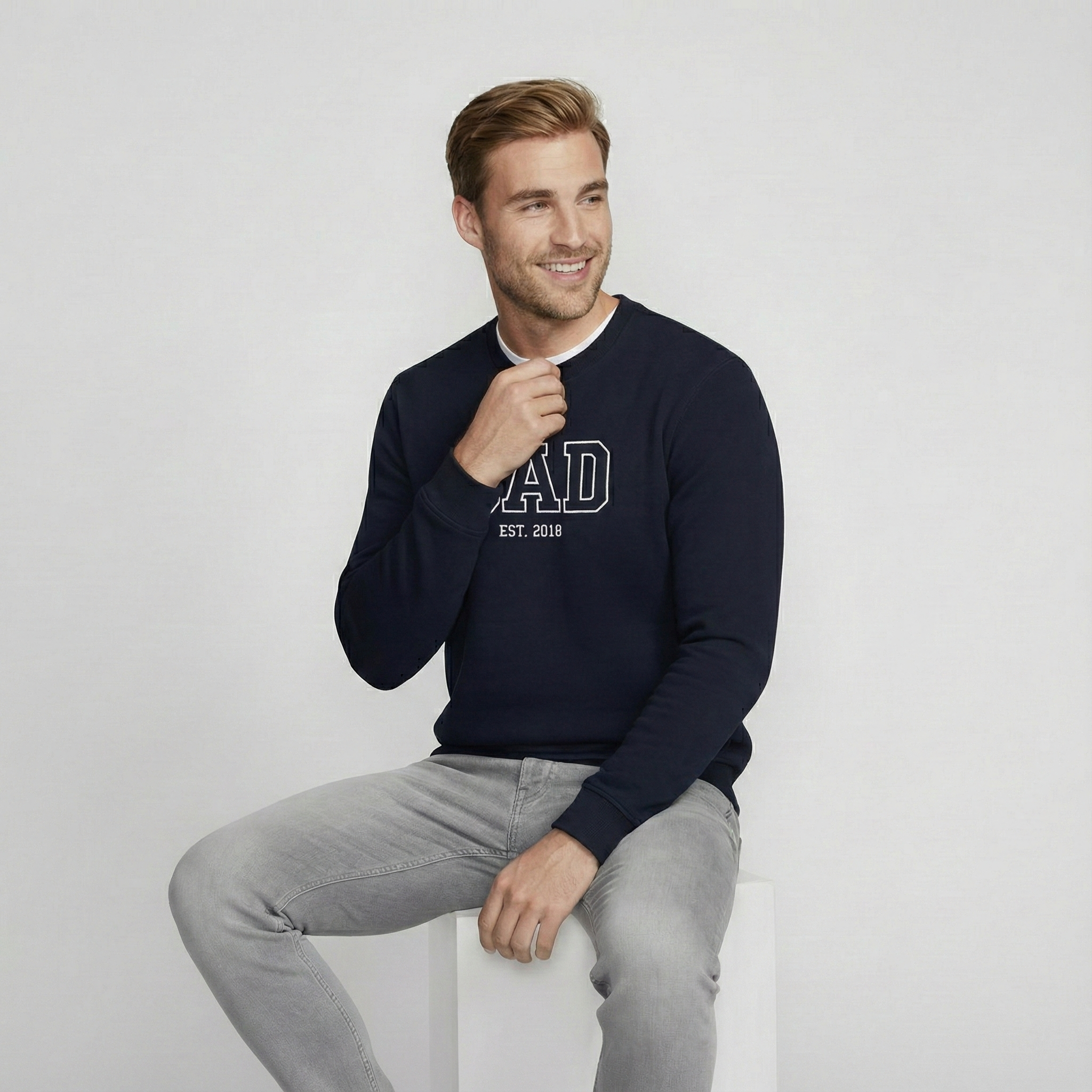 Персонализиран суитчър „DAD“ – Бродиран с дата по избор, идеален подарък за татковци