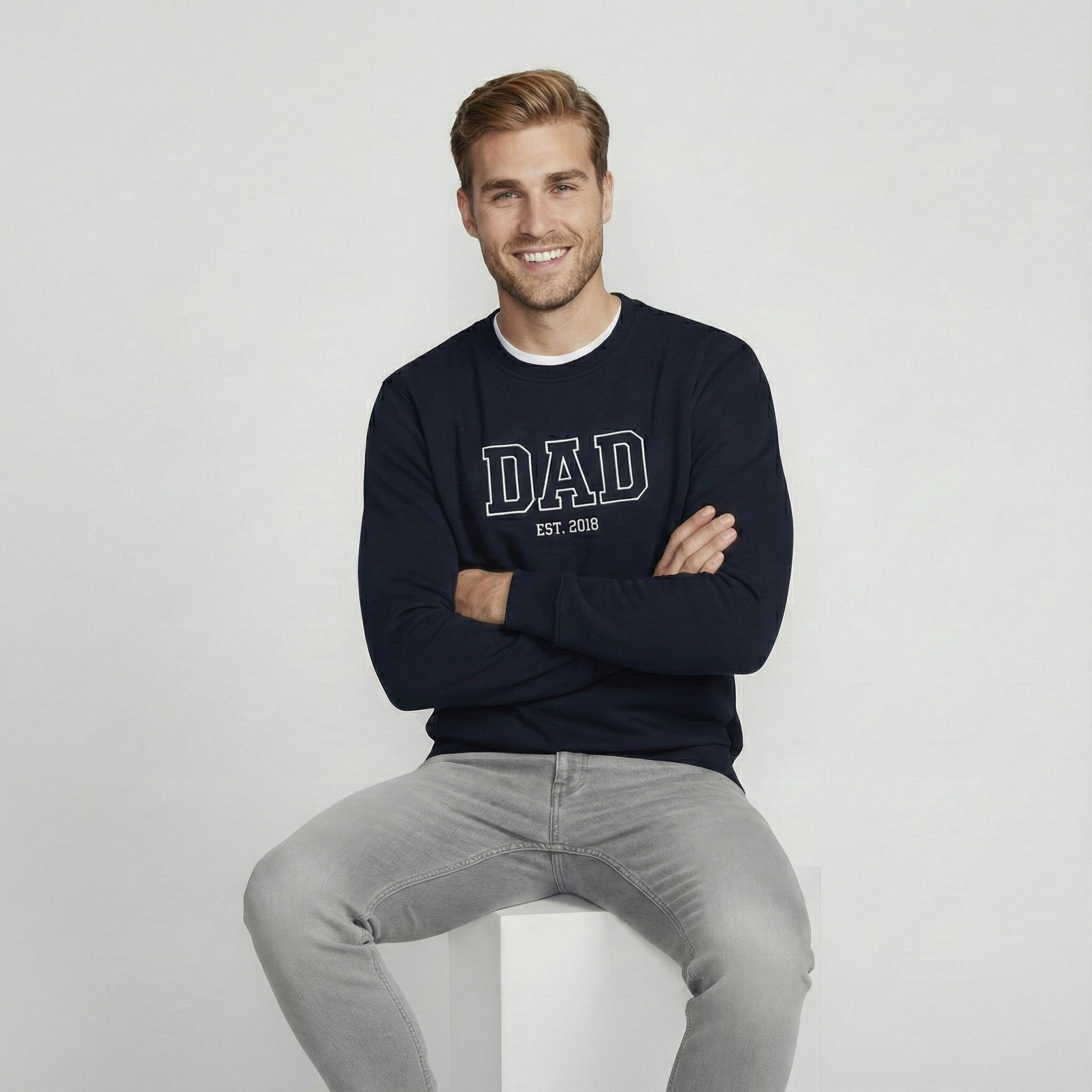 Персонализиран суитчър „DAD“ – Бродиран с дата по избор, идеален подарък за татковци